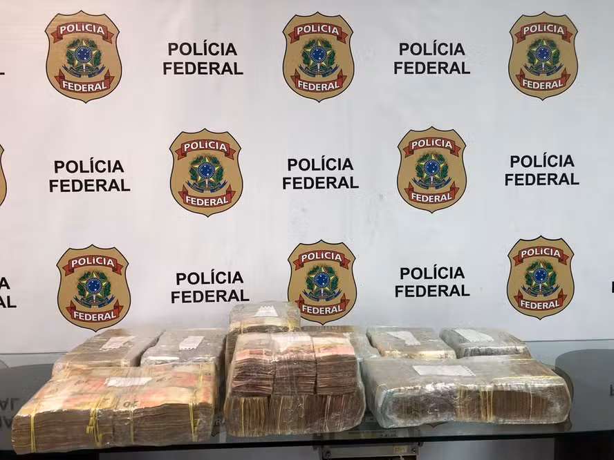 Homem é preso no Galeão ao despachar mala com R$ 800 mil