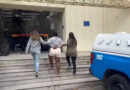 Polícia prende mulher por morte do amante; homem foi incendiado após discussão