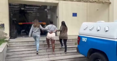Polícia prende mulher por morte do amante; homem foi incendiado após discussão