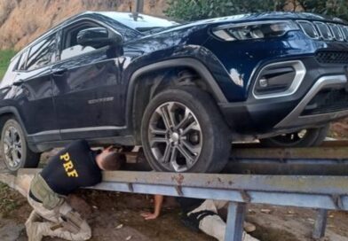 PRF recupera carro de luxo roubado na BR-101, em Campos