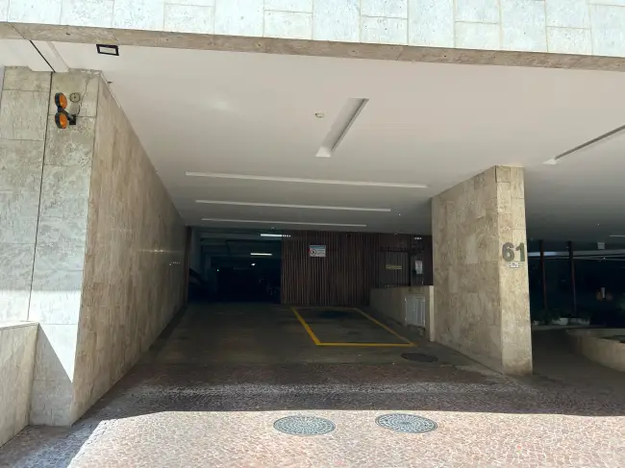 Homens armados invadem prédio no Flamengo em busca de alvo único no andar do secretário André Moura
