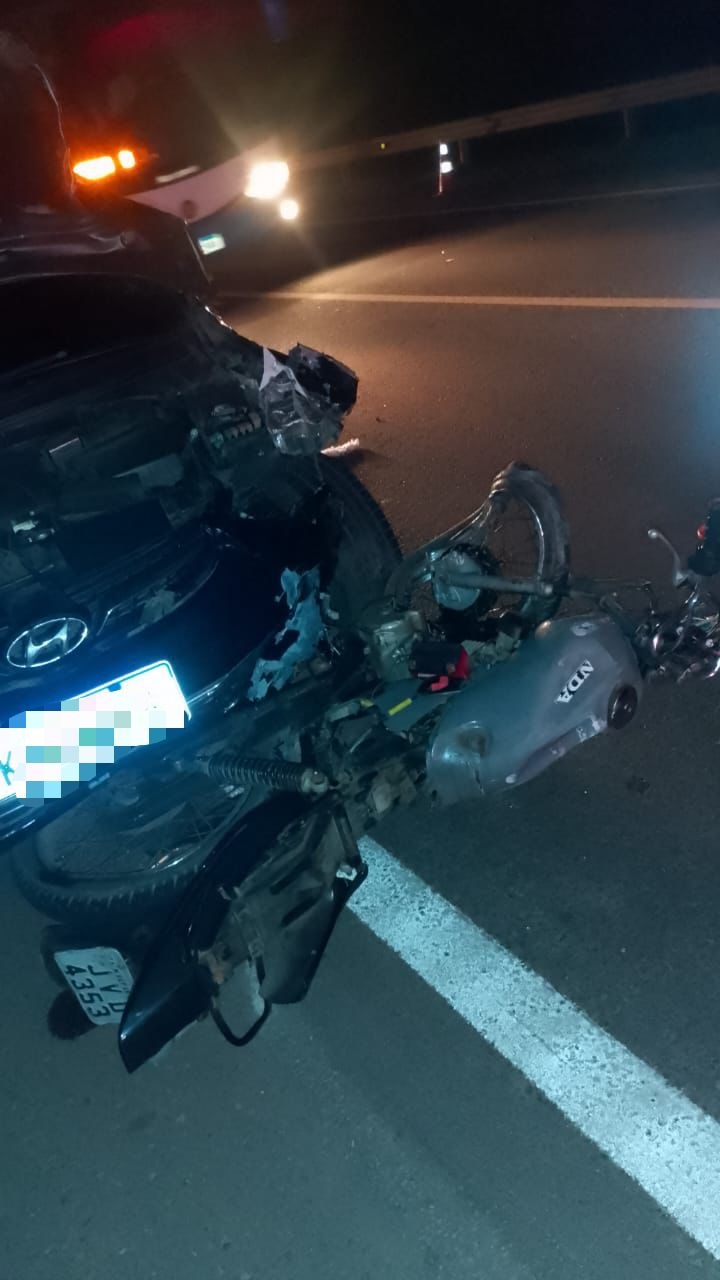 Acidente entre moto e carro deixa um morto e outro em estado grave em Campos
