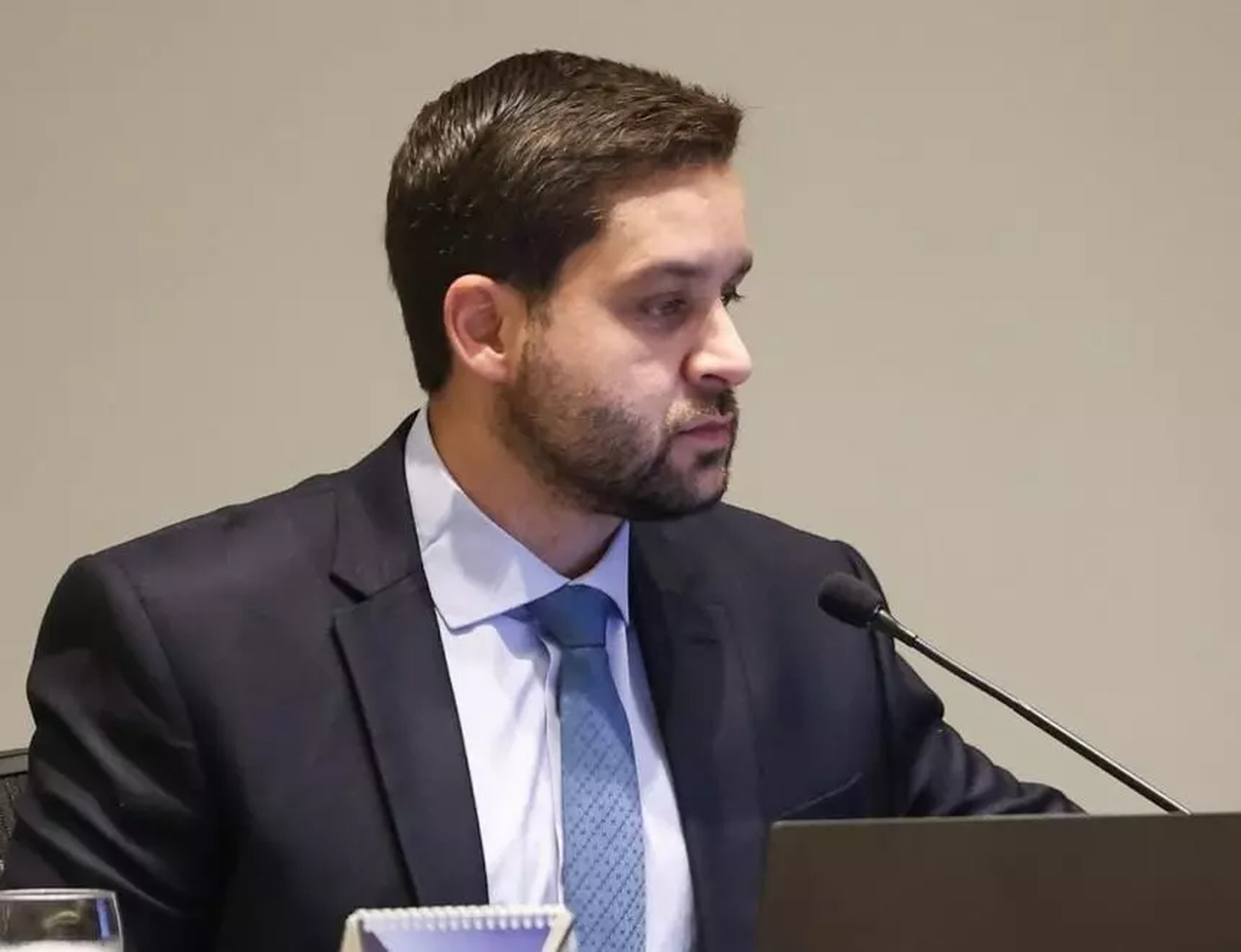 Conselheiro Thiago Pampolha determina suspensão de licitação de R$ 133 milhões da Secretaria de Ambiente do governo Cláudio Castro