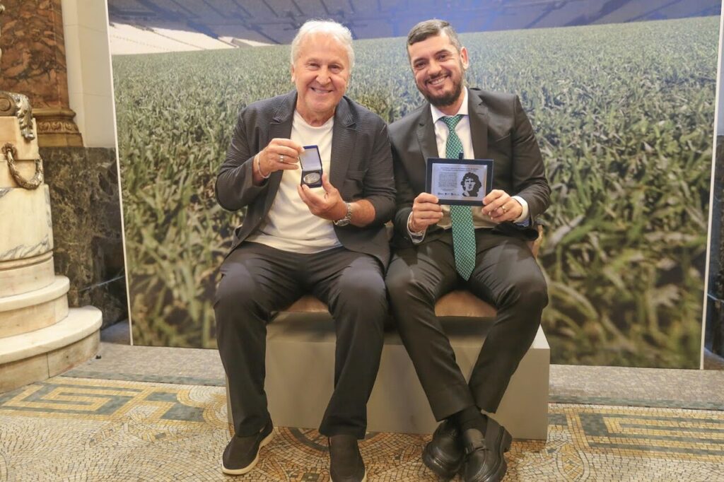 Zico sugere ao Presidente da Alerj criação de um Museu do Futebol do Estado do Rio 1 14102025 144930ZICO3 Easy Resize.com