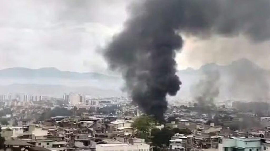 Em megaoperação no Alemão e na Penha, polícias tentam prender 100 do Comando Vermelho; 4 são mortos 1 28op04a Easy Resize.com