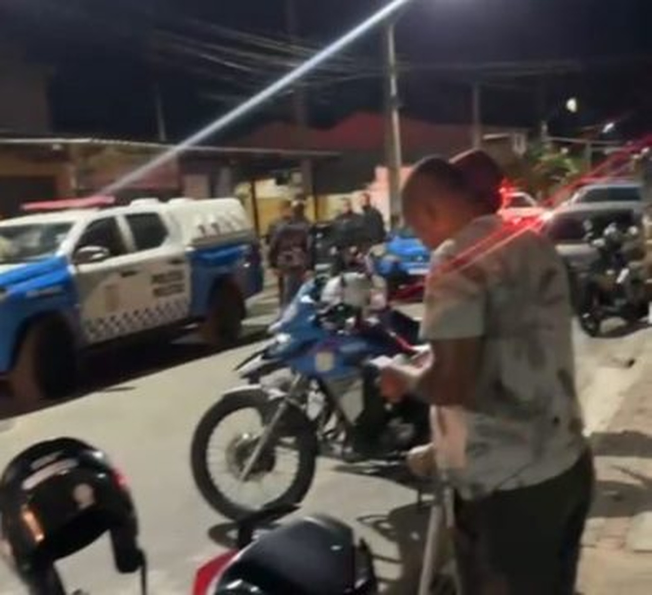 Tiroteio entre facções deixa policial e dois irmãos feridos em Guarus, em Campos