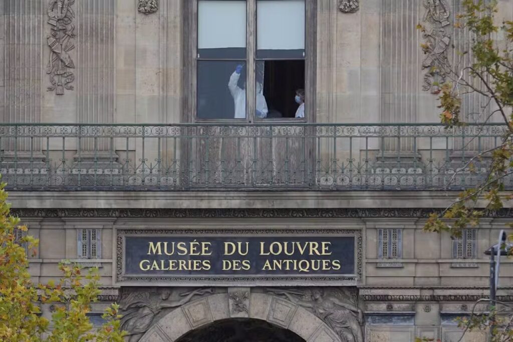 Museu do Louvre, em Paris, tem joias roubadas em assalto inédito e fica fechado 1 ap25292534273071 Easy Resize.com