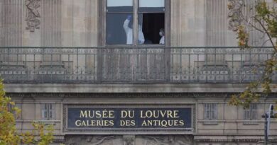 Museu do Louvre, em Paris, tem joias roubadas em assalto inédito e fica fechado