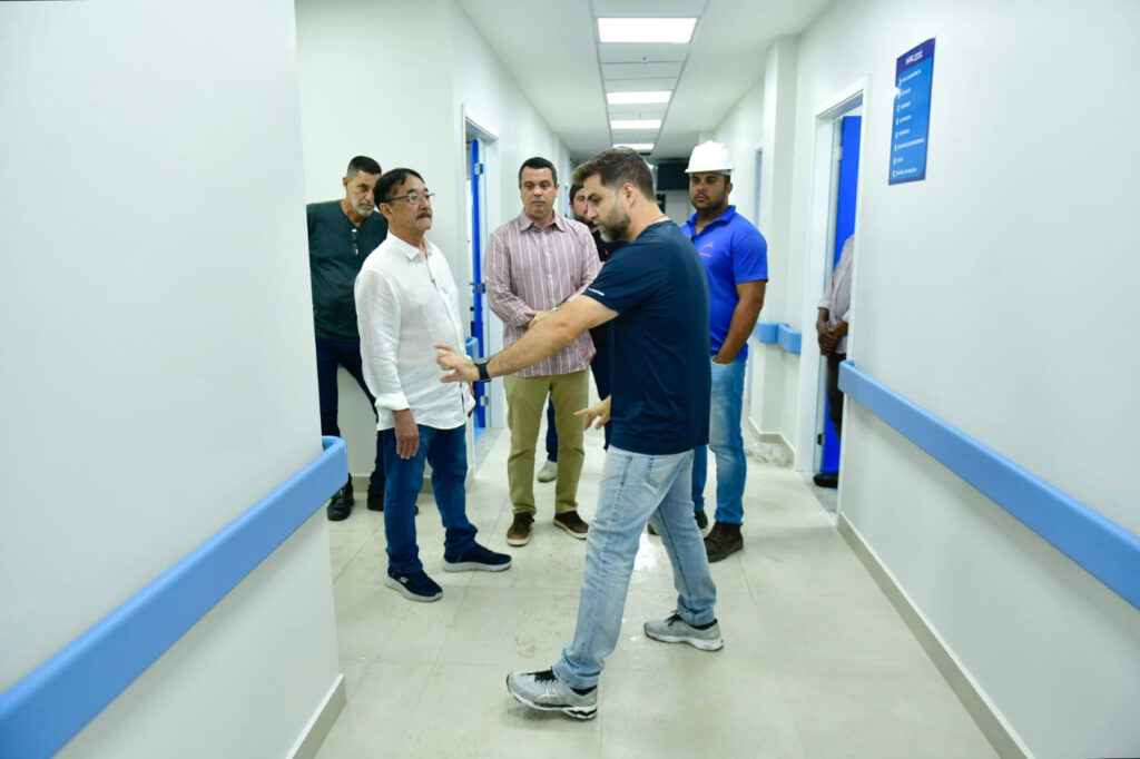 Prefeito Wladimir Garotinho visita obra de ampliação do pronto-socorro do HFM antes de inauguração 1 with 240774 Easy Resize.com