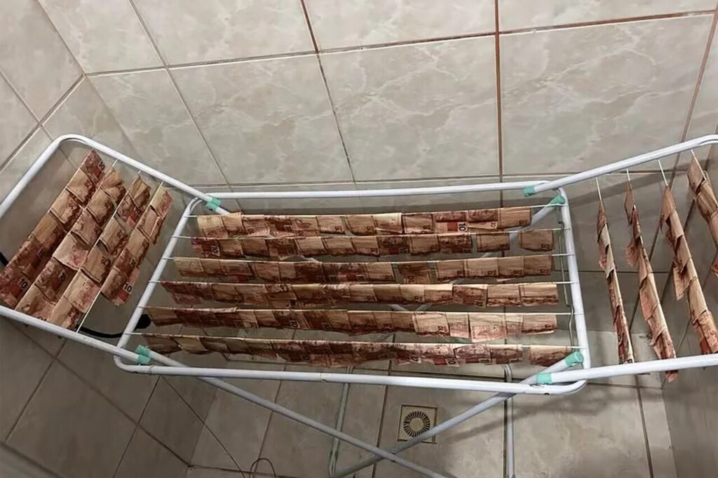 Policia acha dinheiro em varal durante acao contra lavagem de dinheiro em SC Easy Resize.com