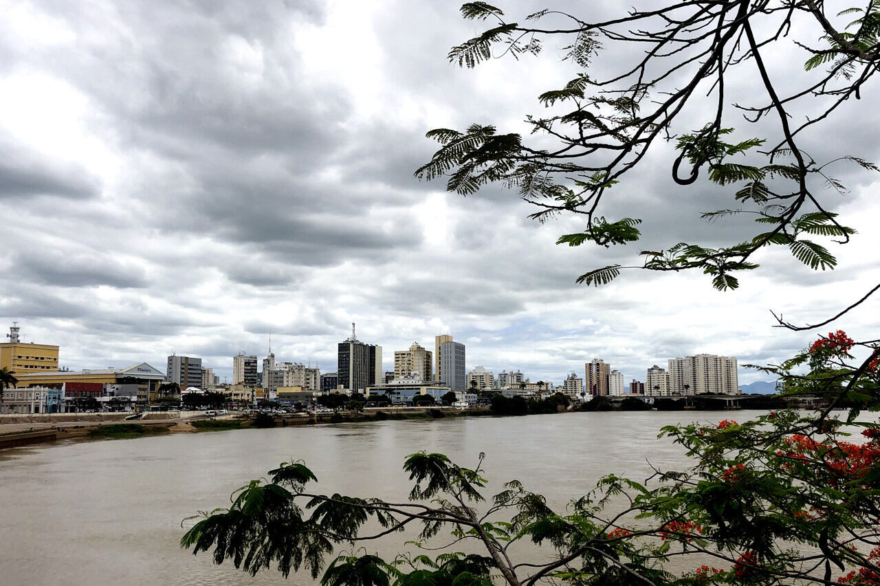 Inmet emite alerta vermelho para fortes chuvas em Campos e região