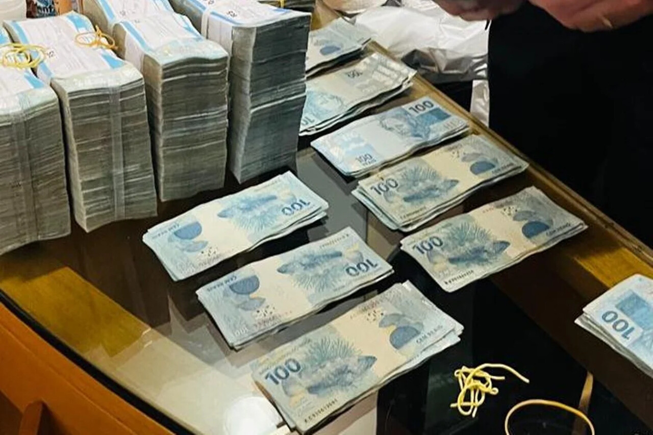 Polícia Federal apreende R$ 430 mil em quarto de hotel de Sóstenes Cavalcante