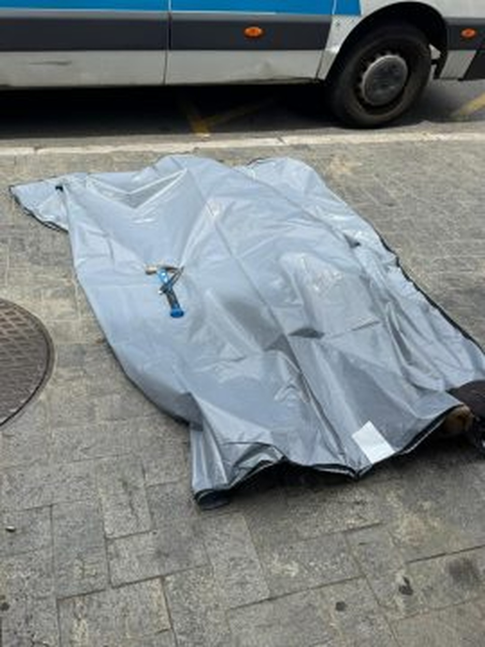 Homem é morto após quebrar carros e avançar contra policial na Pelinca