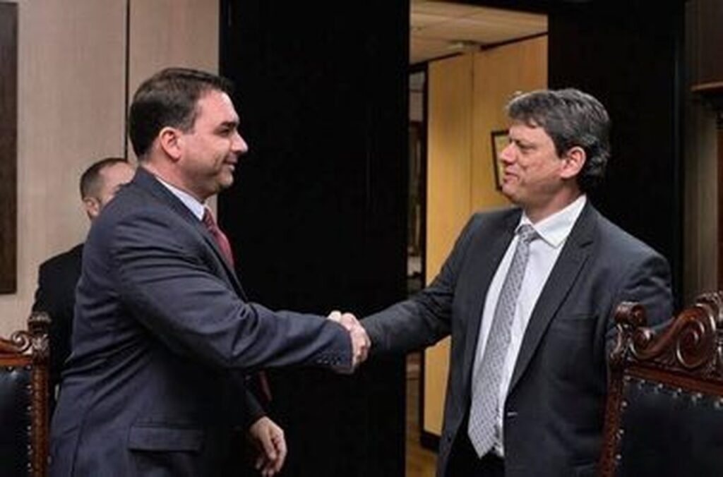 Flávio Bolsonaro exalta Tarcísio e diz que pode rever candidatura à Presidência 1 flavio e tarcisio Easy Resize.com