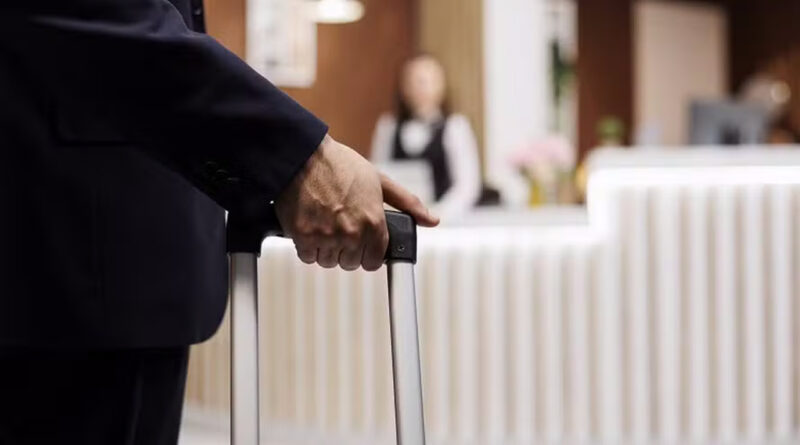 homem de negocios chegar ao atrio hotel Easy Resize.com