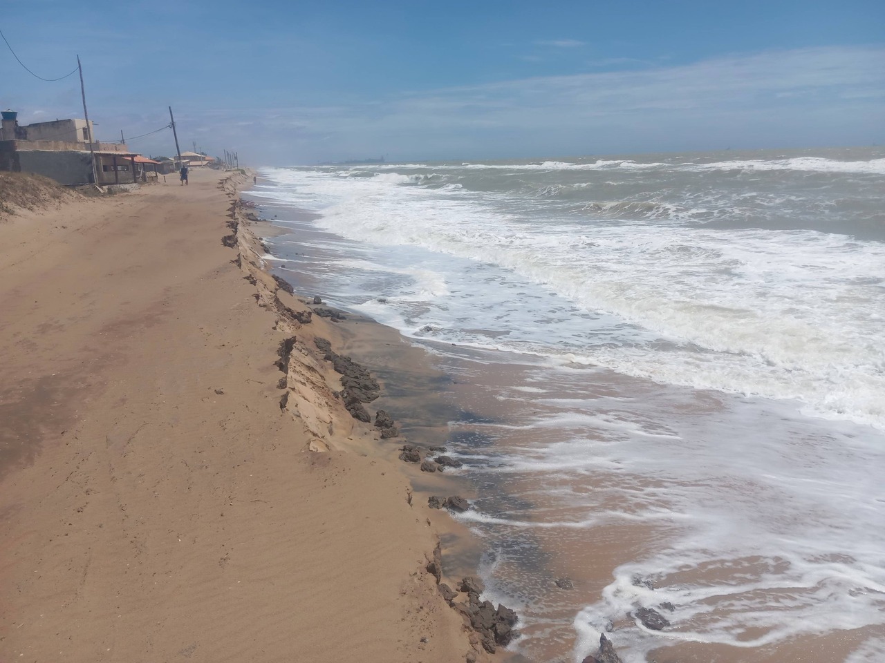 Praia do Açu, a Atafona criada pelo porto, corre o risco de sumir