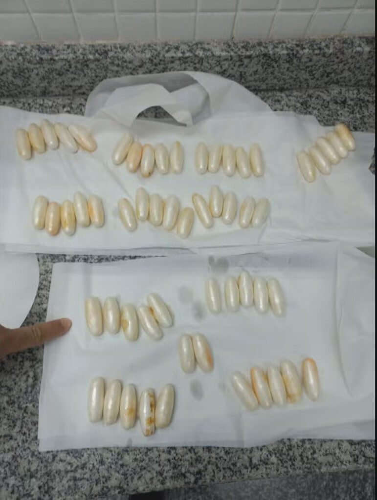 Homem engole 80 cápsulas com cocaína e é preso pela PF no Galeão quando embarcava para a França 1 preso cocaina galeao frame 85 Easy Resize.com