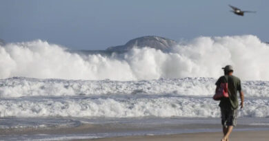 Praias seguem com ressaca e banhistas devem evitar entrar no mar