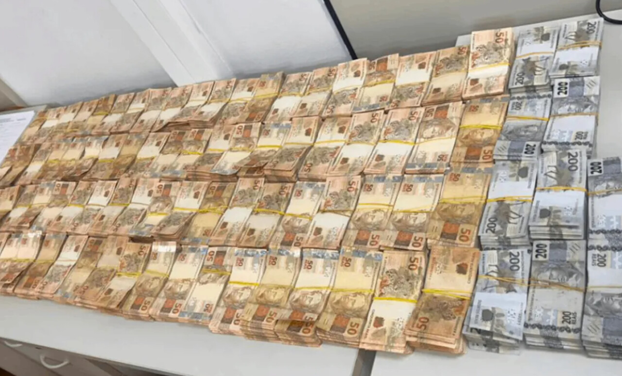 Policiais civis que investigam agentes com foro apreendem R$ 600 mil em dinheiro no Centro de Niterói