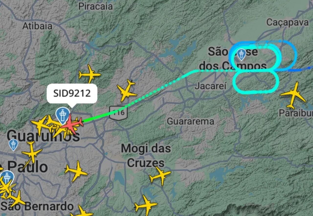 Avião do Flamengo consegue pousar após voar em círculos devido a mau tempo