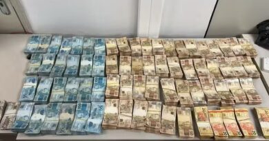Polícia apreende R$ 500 mil em um saco de lixo em Caxias; dinheiro estava com homem que saía de agência bancária