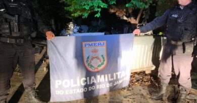 PM interdita local de desmanche de veículos e recupera Hilux roubada em Campos