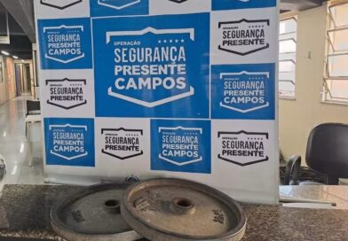 Dois homens são presos suspeitos de furtar anilhas de academia no Centro de Campos