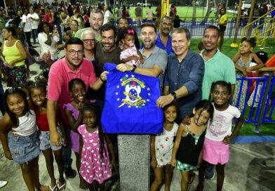 Ao lado de Bruno Dauaire e Frederico, prefeito Wladimir Garotinho inaugura praça no Tapera III