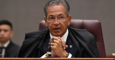 Ministro do Superior Tribunal de Justiça dá mata-leão para conter homem em surto durante voo