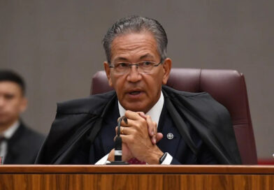 Ministro do Superior Tribunal de Justiça dá mata-leão para conter homem em surto durante voo