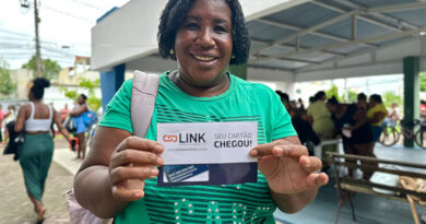 Entrega dos novos cartões do programa Cartão Goitacá segue até quinta
