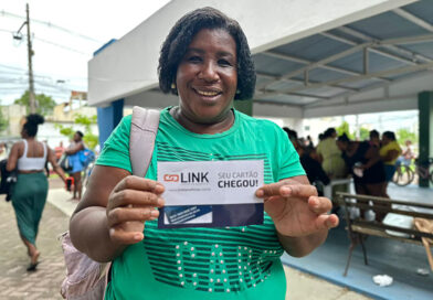 Entrega dos novos cartões do programa Cartão Goitacá segue até quinta