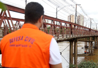 Defesa Civil faz limpeza nos pilares das pontes Barcelos Martins e Leonel Brizola