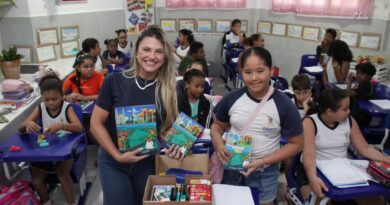 Seduct acompanha distribuição de kits de material escolar na EM Sagrada Família