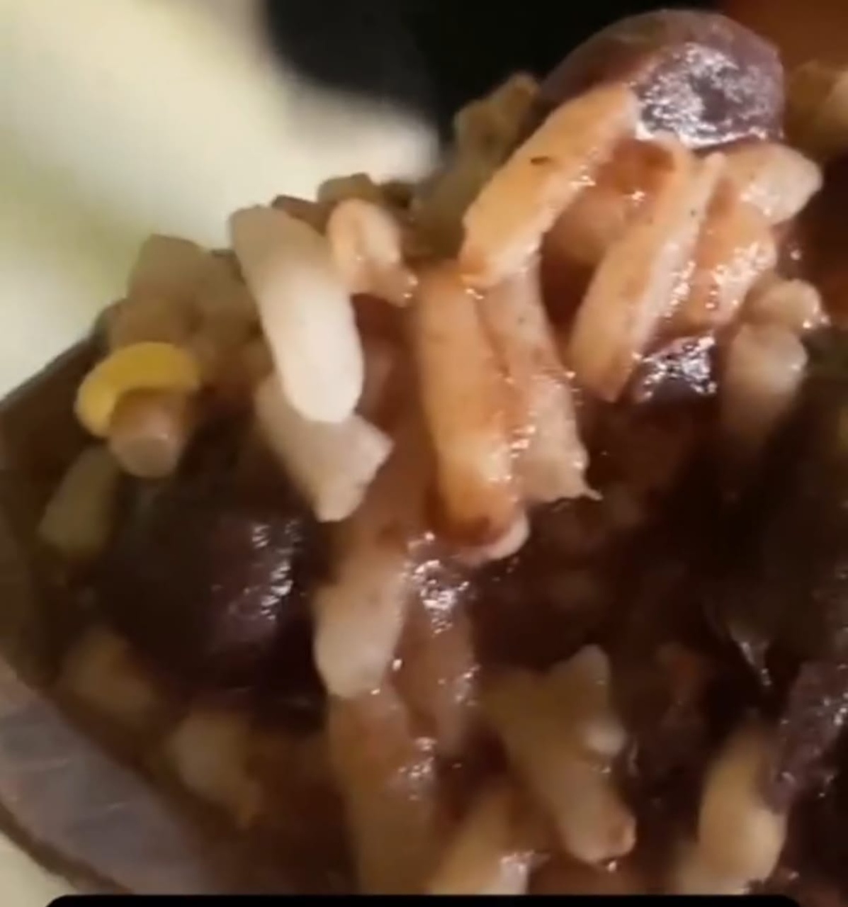 Suposta larva na merenda escolar de São Francisco de Itabapoana gera revolta