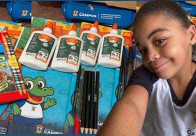 Cerca de 25 mil alunos da rede municipal receberam os kits de material escolar