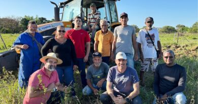 Prefeitura de Campos reforça apoio a agricultores com preparo da terra e capacitação