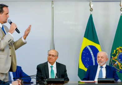 Lula assina MP e zera “taxa das blusinhas”