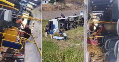 Micro-ônibus tomba, deixa 26 feridos e moradores se revoltam com condições do veículo em Campos