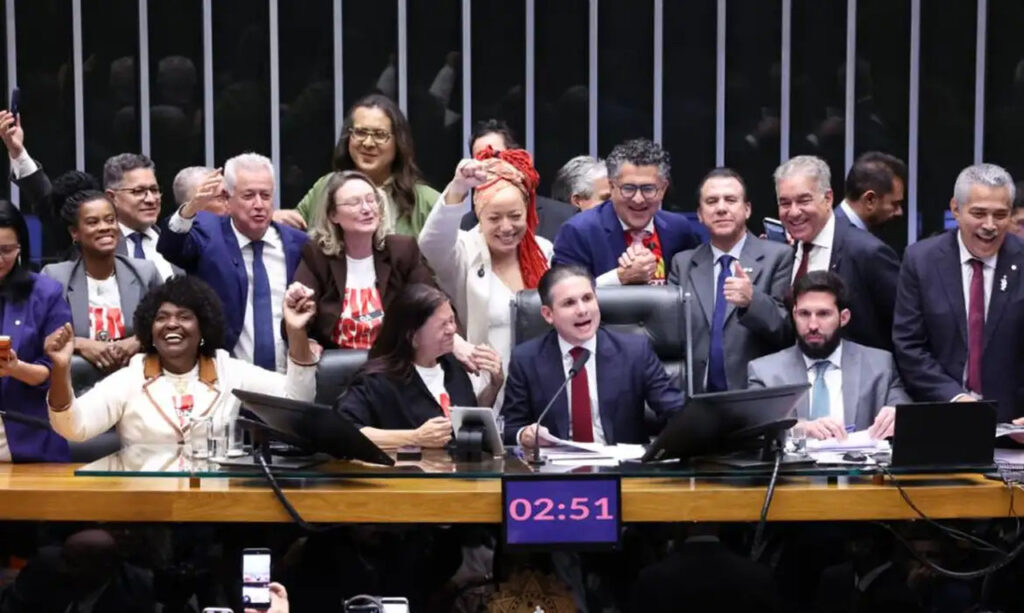 Câmara aprova, em dois turnos, PEC pelo fim da escala 6x1 1 aprovacao da pec 6x1 na camara Easy Resize.com