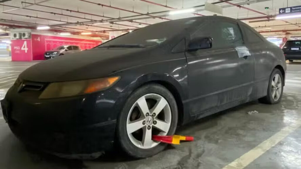 Honda Civic Coupé abandonado no aeroporto do Galeão 