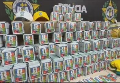 Polícia Civil RJ apreende 200 mil figurinhas falsificadas da Copa do Mundo