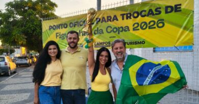 Estacionamento da Secretaria de Turismo é ponto de troca de figurinhas da Copa