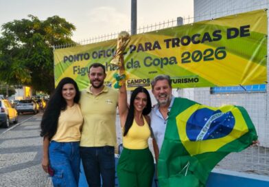Estacionamento da Secretaria de Turismo é ponto de troca de figurinhas da Copa