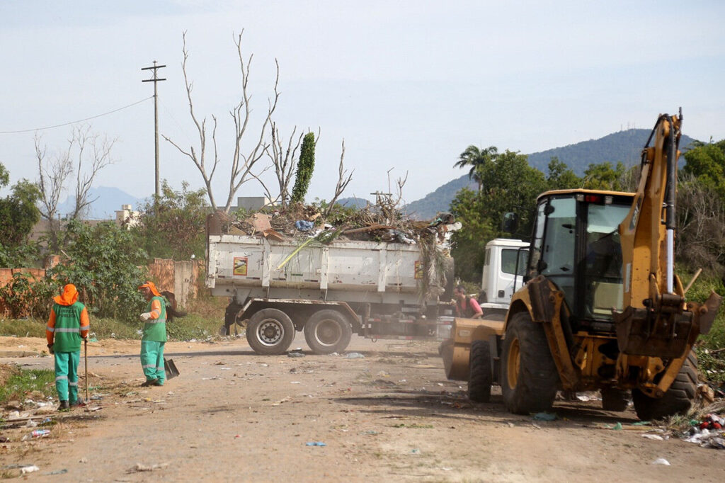 Prefeitura de Campos dá sequência a mutirões de limpeza em diversos bairros 1 with 246001 Easy Resize.com
