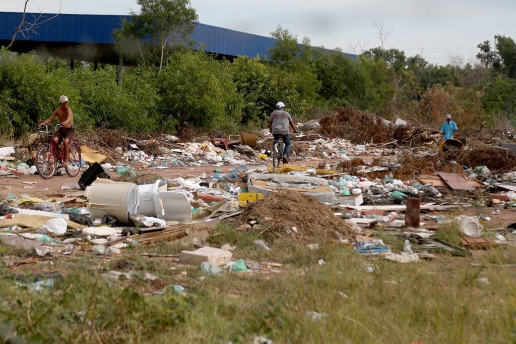 Mesmo com Peves, flagrantes de descarte irregular são constantes em Campos 1 with 246077