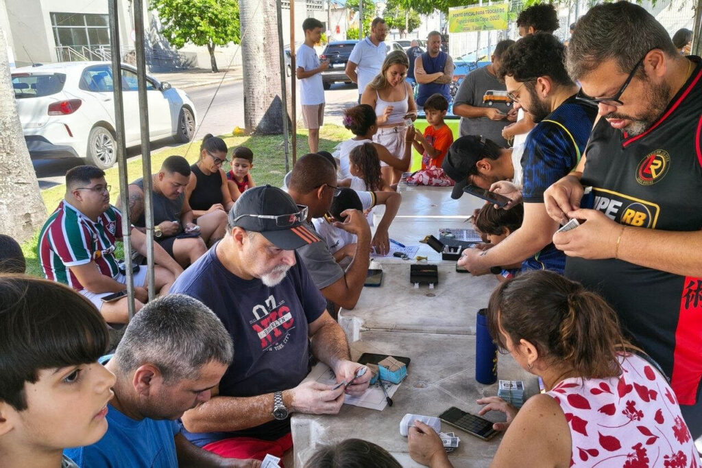 Grande movimentação na troca de figurinhas da Copa no Cais da Lapa 1 with 246251 Easy Resize.com