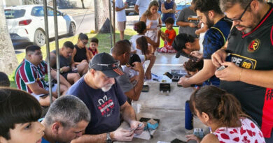 Grande movimentação na troca de figurinhas da Copa no Cais da Lapa