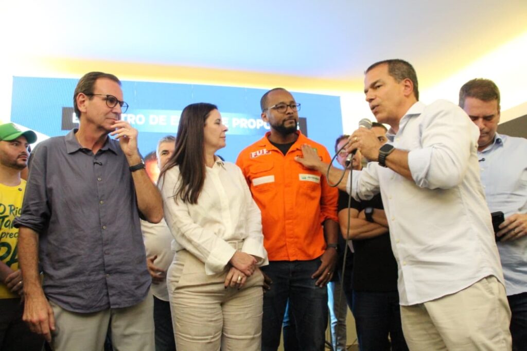 PT de Campos sobe no palanque de Eduardo Paes 1 PT de Campos com Eduardo Paes