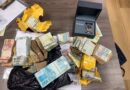 Operação da PF contra desvios na Saúde encontra dinheiro escondido embaixo do sofá em Xerém, Duque de Caxias